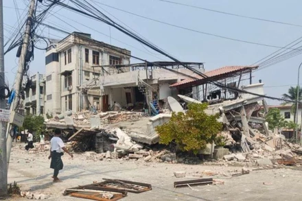 Bức ảnh chụp ngày 28/3/2025 ghi lại cảnh tòa nhà bị hư hại sau trận động đất tại Mandalay, Myanmar. (Ảnh: Tân Hoa xã)