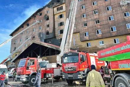 Hiện trường vụ hỏa hoạn tại khách sạn thuộc khu nghỉ dưỡng trượt tuyết ở tây bắc Thổ Nhĩ Kỳ, ngày 21/1/2025. Ảnh: THX/TTXVN