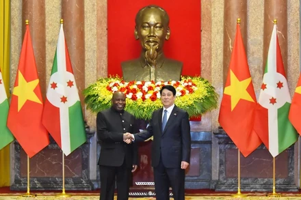 Chủ tịch nước Lương Cường và Tổng thống nước Cộng hòa Burundi Evariste Ndayishimiye, ngày 4/4/2025. (Ảnh: ĐĂNG KHOA)