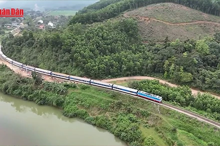 [Video] Thông tuyến đường sắt Bắc-Nam sau vụ tàu hàng lật nghiêng do va chạm với xe tải