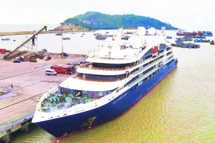 Du thuyền quốc tế cập Cảng Hòn La (Quảng Bình).