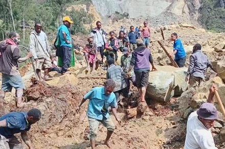 Tìm kiếm nạn nhân trong đống đổ nát do lở đất ở Papua New Guinea. (Ảnh: UN NEWS)