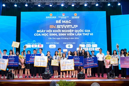 Trao thưởng các dự án đoạt giải nhất Cuộc thi học sinh, sinh viên với ý tưởng khởi nghiệp.