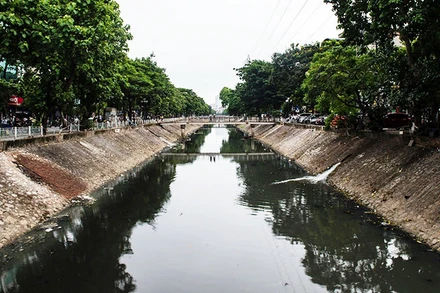 Sông Kim Ngưu bị ô nhiễm nặng nề. (Ảnh: ĐẶNG LONG)