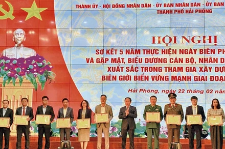 Ủy viên Trung ương Đảng, Bí thư Thành ủy Hải Phòng Lê Tiến Châu trao Bằng khen tặng các tập thể có thành tích xuất sắc trong tham gia xây dựng khu vực biên giới biển vững mạnh giai đoạn 2019-2024. (Ảnh: NGÔ QUANG DŨNG)