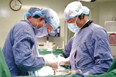 Các y, bác sĩ phẫu thuật cột sống cho người bệnh tại Bệnh viện Đa khoa tỉnh Phú Thọ.