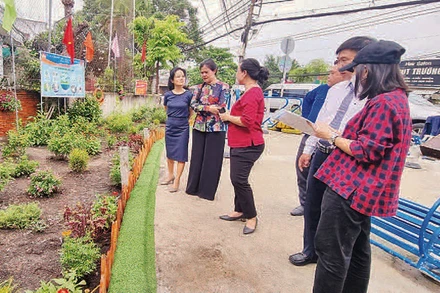 Một điểm đen về môi trường tại xã Đa Phước, huyện Bình Chánh đã được cải tạo thành một khuôn viên cây xanh và sân thể dục. 