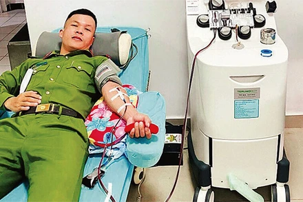 Đại úy Đinh Văn Giáp trong một lần hiến tiểu cầu cấp cứu bệnh nhân.