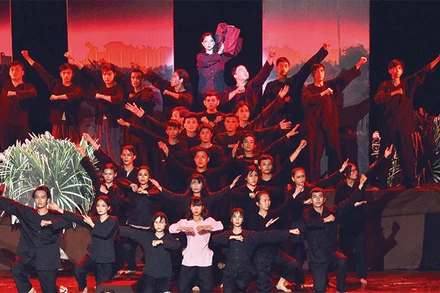 Cảnh trong vở kịch “Cánh đồng rực lửa” biểu diễn tại Nhà hát Hòa Bình, Quận 10.