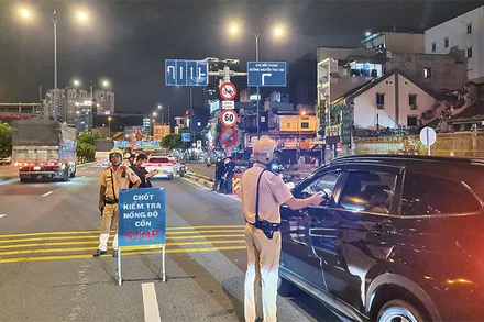 Cảnh sát giao thông tổ chức đo nồng độ cồn với người tham gia giao thông. (Ảnh: PC08)