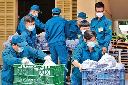 Chiến sĩ dân quân làm nhiệm vụ tại Bệnh viện dã chiến số 1 trong đại dịch Covid-19. (Ảnh: HỮU TÂN)