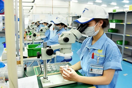 Công nhân làm việc tại Công ty TNHH Fujikin Bắc Ninh, Khu công nghiệp VSIP Bắc Ninh. (Ảnh: ANH SƠN)