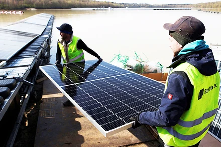 Lắp đặt các tấm pin mặt trời ở Haltern am See, Đức. (Ảnh: REUTERS)