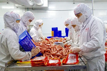 Chế biến xúc-xích tại Công ty cổ phần DAESANG Đức Việt, tỉnh Hưng Yên. (Ảnh: ĐĂNG DUY)