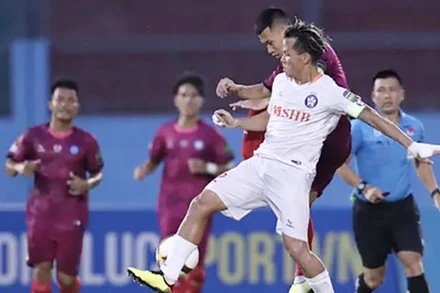 Thắng Khánh Hòa không đủ giúp SHB Đà Nẵng (áo trắng) trụ hạng.