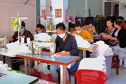 Cơ sở may của chị Yến Ly tạo thêm nhiều việc làm cho người khuyết tật và người có hoàn cảnh khó khăn tại địa phương.