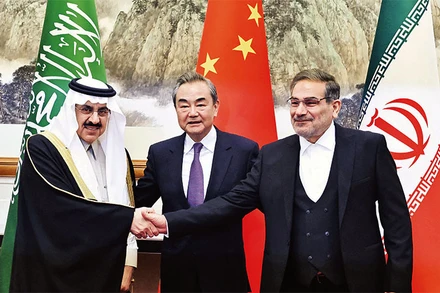 Cố vấn an ninh quốc gia Saudi Arabia Musaad bin Mohammed al-Aiban, Chủ nhiệm Văn phòng Ủy ban Công tác Đối ngoại Trung ương Đảng Cộng sản Trung Quốc Vương Nghị và Thư ký Hội đồng An ninh Quốc gia Tối cao Iran Ali Shamkhani trong cuộc gặp tại Bắc Kinh hồi tháng 3. Ảnh: REUTERS