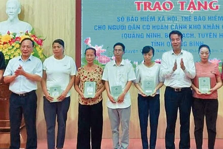 Trao tặng sổ bảo hiểm xã hội, thẻ bảo hiểm y tế cho người có hoàn cảnh khó khăn.