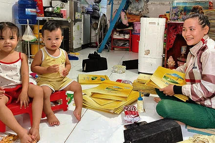 Chị Đào Kim Phượng coi bà Đặng Thị Xuân (chủ khu nhà trọ, quận Bình Tân) như ân nhân vì được bà quan tâm, chia sẻ những khó khăn trong cuộc sống.