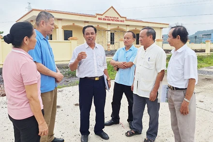 Cán bộ và nhân dân Tổ dân phố Thống Nhất, thị trấn Me, huyện Gia Viễn (Ninh Bình) trao đổi kinh nghiệm xây dựng khu phố văn minh, vững mạnh.