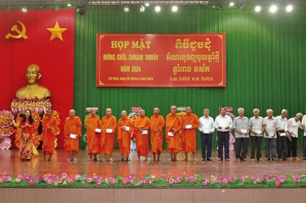 Người có uy tín trong vùng đồng bào dân tộc thiểu số nhận quà Tết cổ truyền Chôl Chnăm Thmây.