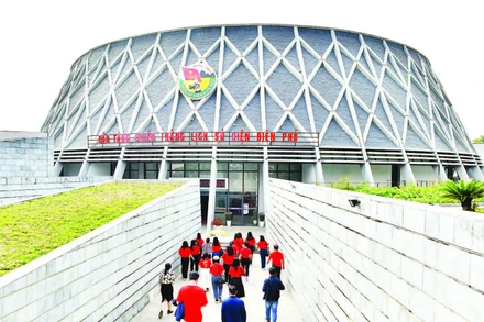 1 - Khách tham quan Bảo tàng Chiến thắng lịch sử Điện Biên Phủ.