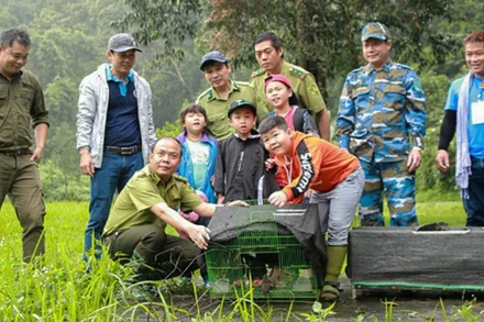 Khách du lịch tham gia thả động vật hoang dã về rừng. (Ảnh: VƯỜN QUỐC GIA CÚC PHƯƠNG)