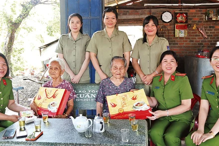 Trung tá Lê Thị Hồng Thủy (ngoài cùng bên trái) thăm hỏi và trao quà tặng các Bà mẹ Việt Nam Anh hùng trên địa bàn huyện Dầu Tiếng, tỉnh Bình Dương. 