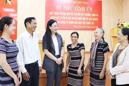 Bí thư Tỉnh ủy Quảng Ngãi Bùi Thị Quỳnh Vân (người thứ ba từ trái sang) thăm hỏi đời sống người dân vùng miền núi.