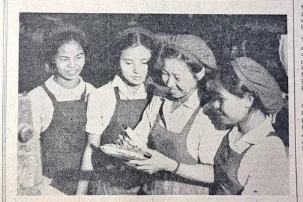 Bà Vũ Thị Bích Liên (thứ hai từ phải sang) trong tấm ảnh đăng trên Báo Nhân Dân số ra ngày 11/11/1970.