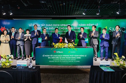 Đại diện lãnh đạo VPBank và SMBC trao đổi văn kiện chứng nhận hoàn tất thương vụ phát hành cổ phiếu riêng lẻ.