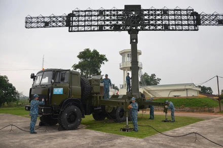 Cán bộ, chiến sĩ Trạm Ra đa 61, Trung đoàn Ra đa 291, Sư đoàn Phòng không 365 bảo dưỡng khí tài. (Ảnh: THÀNH TRUNG)