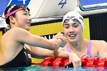 Kình ngư Zhang Yufei của Trung Quốc (bên phải) đoạt 6 HCV, trong đó có 4 HCV cá nhân. (Ảnh: REUTERS)