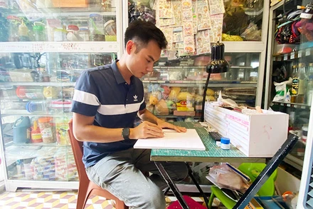 Nguyễn Văn Dũng phác thảo mô hình lên tấm formex.