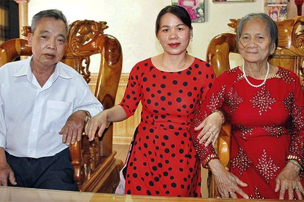 Thầy Thởi cùng vợ và con gái, cũng là đồng nghiệp nghề giáo.