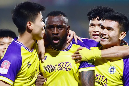 Niềm vui của các cầu thủ đội Hà Nội FC sau khi giành chiến thắng trước đội Quảng Nam. (Ảnh: TRẦN HẢI)