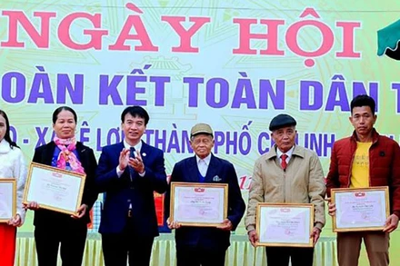 Tôn vinh các cá nhân tiêu biểu trong công tác xã hội tại phường Lê Lợi. (Ảnh: ANH TUẤN)