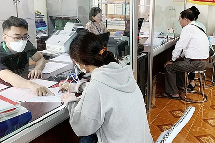 Văn phòng Đăng ký đất đai chi nhánh huyện Bình Xuyên (tỉnh Vĩnh Phúc) hướng dẫn người dân, doanh nghiệp làm thủ tục hành chính về đất đai. (Ảnh: HỒNG TÍNH)