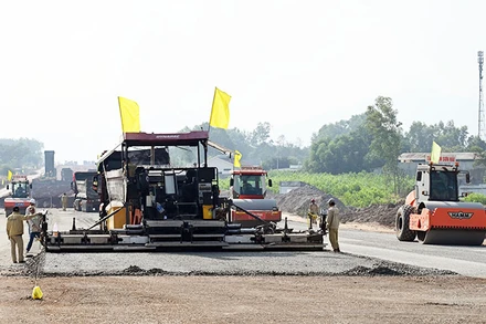 Thi công dự án đường cao tốc Biên Hòa-Vũng Tàu. (Ảnh: DUY LINH)