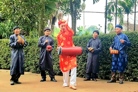 Biểu diễn hát sắc bùa của Câu lạc bộ dân ca huyện Minh Hóa.