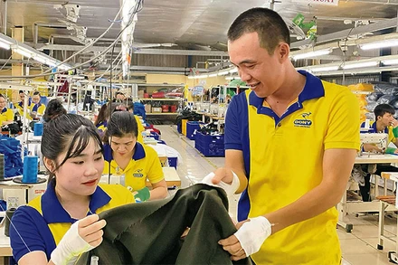 Công nhân làm tăng ca để kịp đơn hàng xuất khẩu tại Công ty sản xuất May mặc Dony.