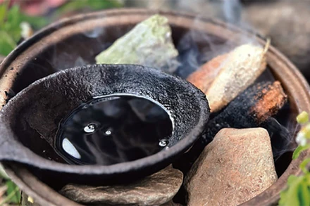 Trong quá trình vẽ, sáp được đun thường xuyên trên lửa nhỏ cháy đều.