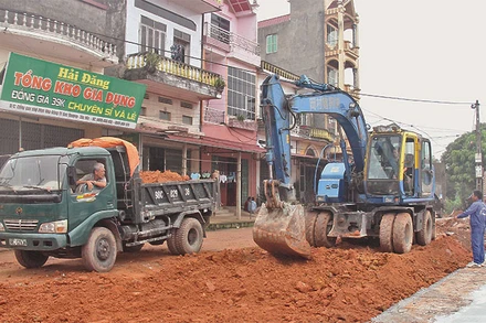 Đơn vị thi công đẩy nhanh tiến độ nâng cấp tuyến đường dẫn vào chợ Mọc tại thị trấn Cao Thượng, huyện Tân Yên (Bắc Giang).