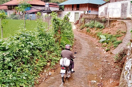 Người dân xóm Tân Kim, xã Thần Sa, huyện Võ Nhai sinh sống dọc hai bên suối, tiềm ẩn nguy hiểm khi nước lũ tràn về.