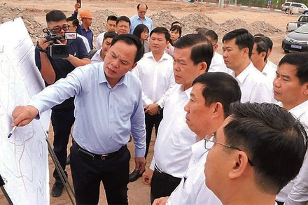 Bí thư Tỉnh ủy Nguyễn Hồng Lĩnh và Quyền Chủ tịch Ủy ban nhân dân tỉnh Đồng Nai Võ Tấn Đức (ngoài cùng bên trái) kiểm tra tiến độ một dự án trọng điểm trên địa bàn huyện Nhơn Trạch.