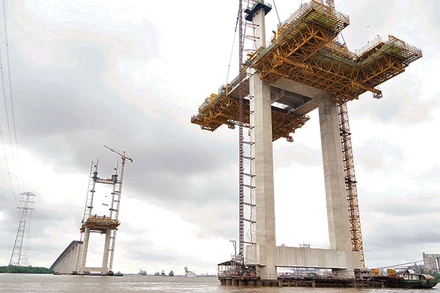 Thi công cầu Bình Khánh, huyện Nhà Bè, Thành phố Hồ Chí Minh thuộc dự án Cao tốc Bến Lức-Long Thành. (Ảnh: THẾ ANH)