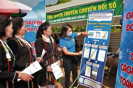 Bảo hiểm xã hội huyện Tiên Yên (Quảng Ninh) tuyên truyền các dịch vụ chuyển đổi số cho người dân xã Hải Lạng.