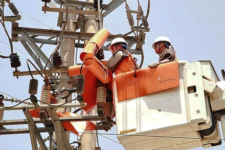 Áp dụng công nghệ sửa chữa điện nóng (Hotline) để hạn chế gián đoạn cung cấp điện cho khách hàng. (Ảnh: ĐĂNG SƠN)