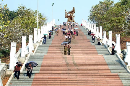 Du khách tham quan Tượng đài chiến thắng Điện Biên Phủ. (Ảnh: HẠNH HOÀNG)