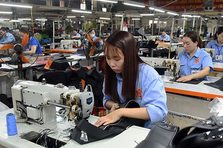 Công nhân Công ty Ladoda may túi, cặp da phục vụ thị trường trong nước và xuất khẩu. (Ảnh: TRẦN HẢI)